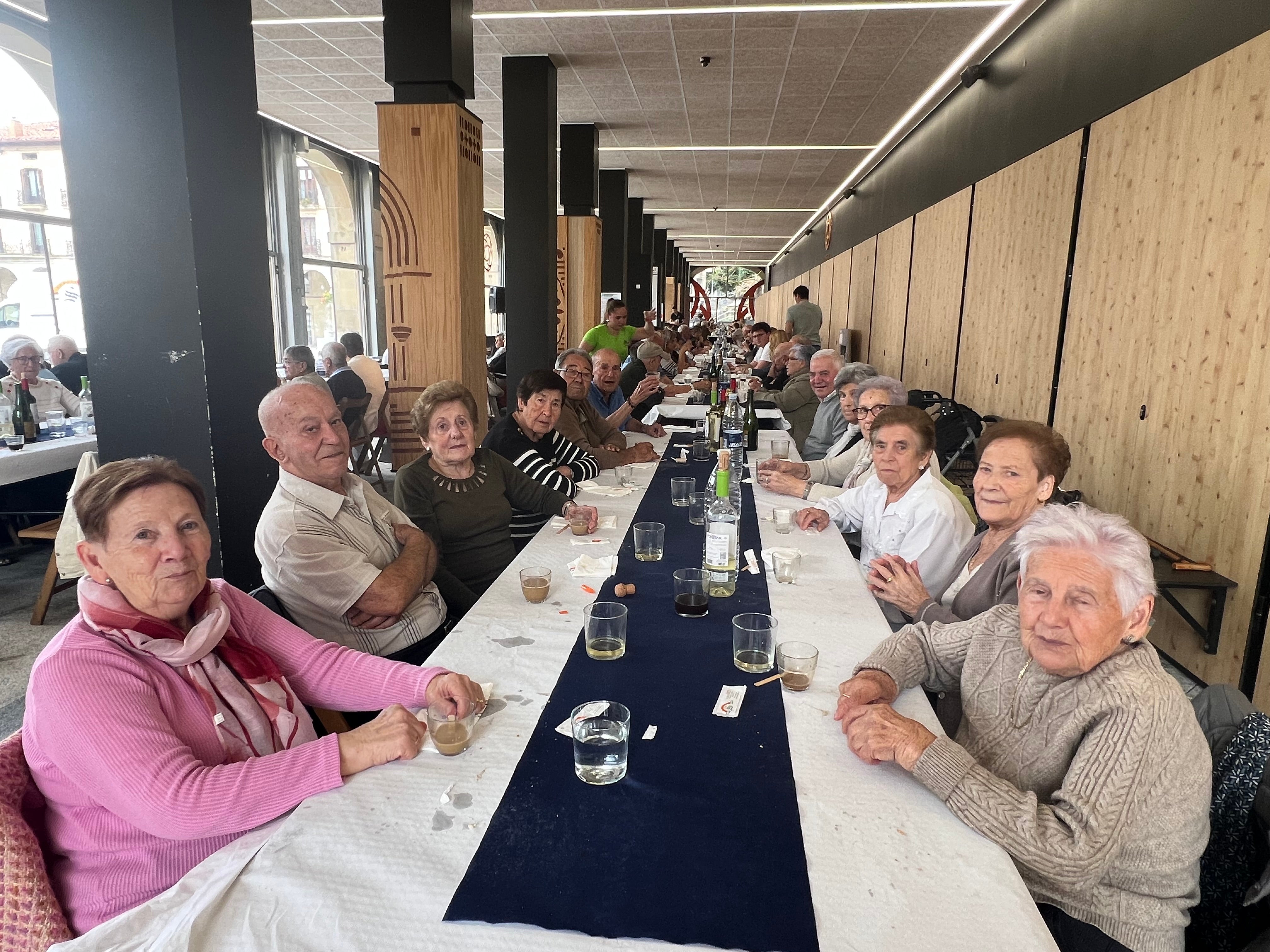 Llegar a los 80, un valioso regalo que Zumarraga ha celebrado con sus octogenarios este jueves