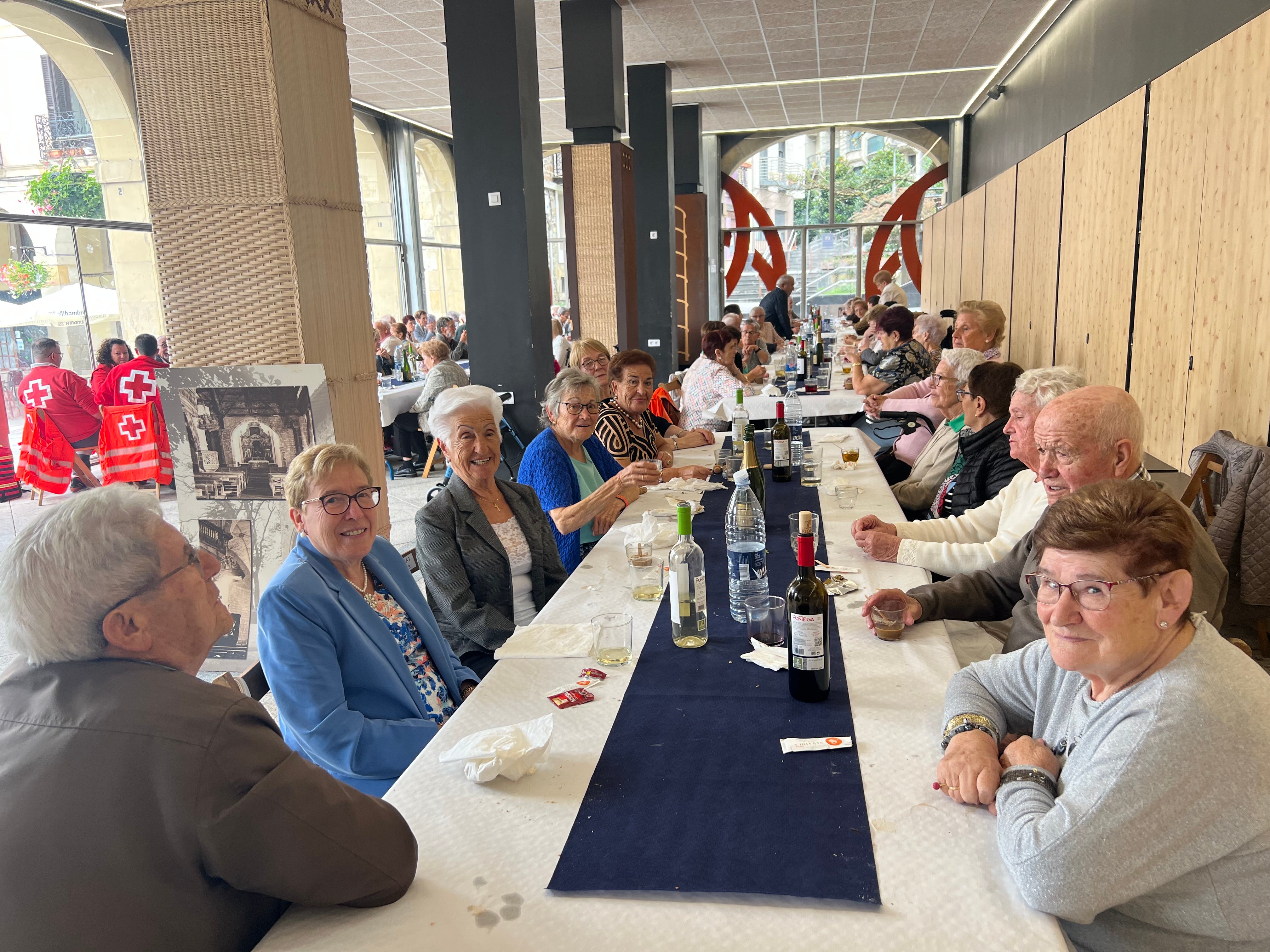 Llegar a los 80, un valioso regalo que Zumarraga ha celebrado con sus octogenarios este jueves