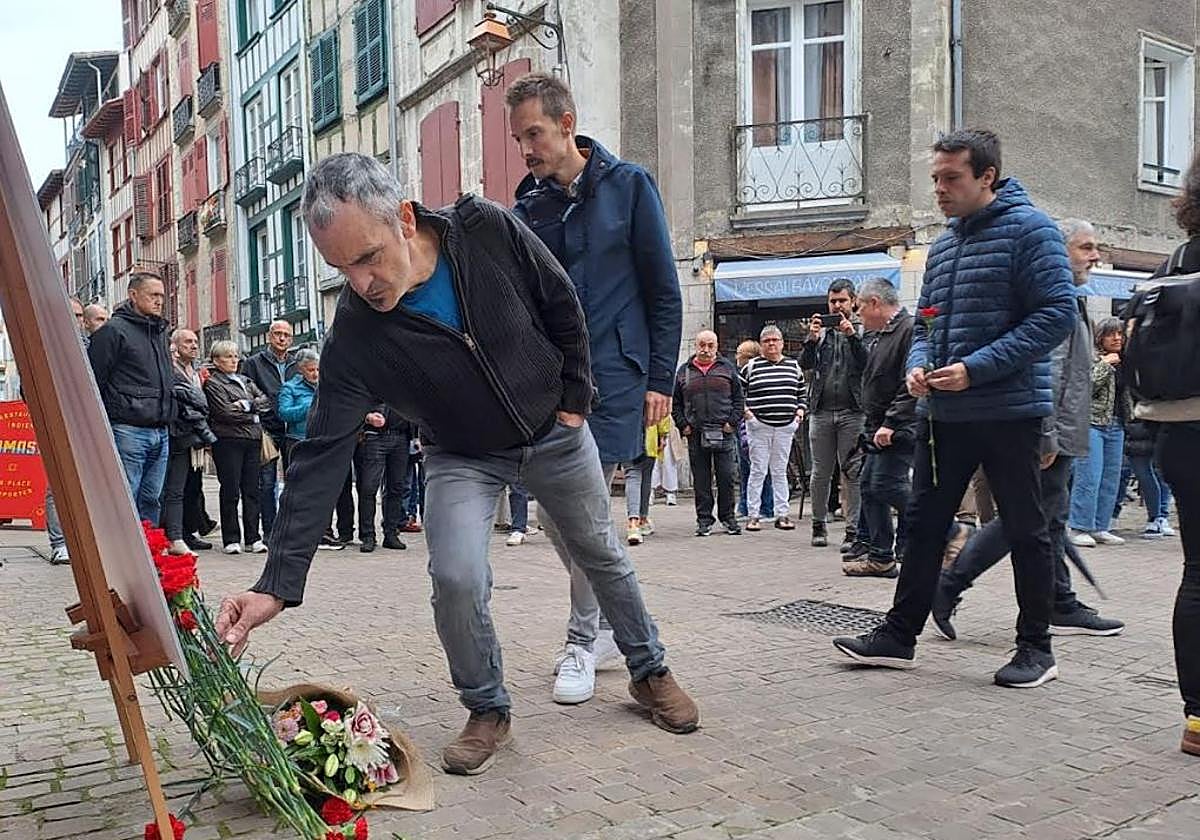 Un momento de la ofrenda floral celebrada este mediodía frente al Hotel Monbar de Baiona