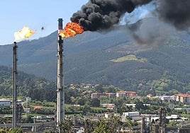 La plantilla de Petronor convoca huelga indefinida por el alejamiento de los vestuarios