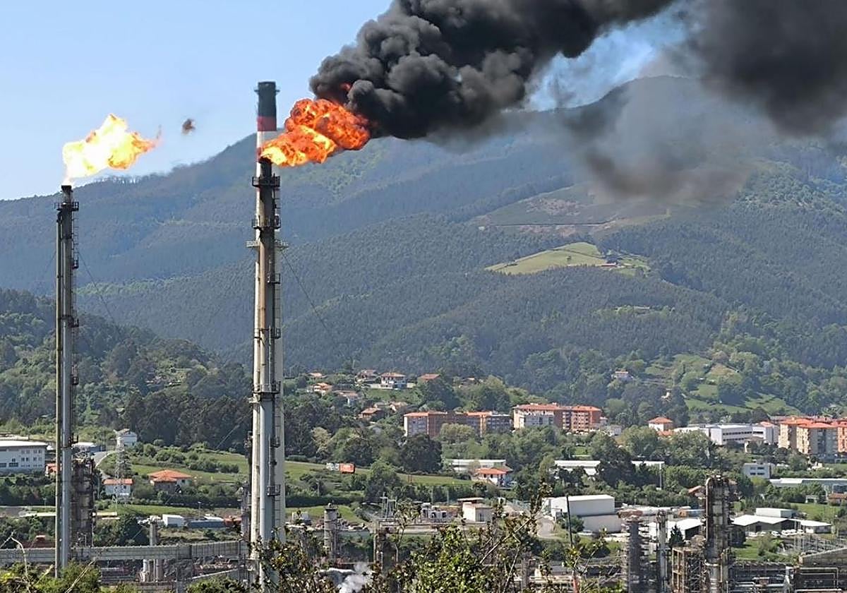 La plantilla de Petronor convoca huelga indefinida por el alejamiento de los vestuarios