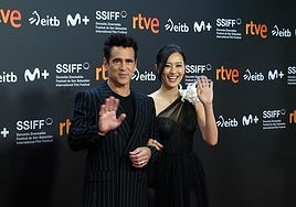 Colin Farrell y Fala Chen saludan a la cámara de DV.