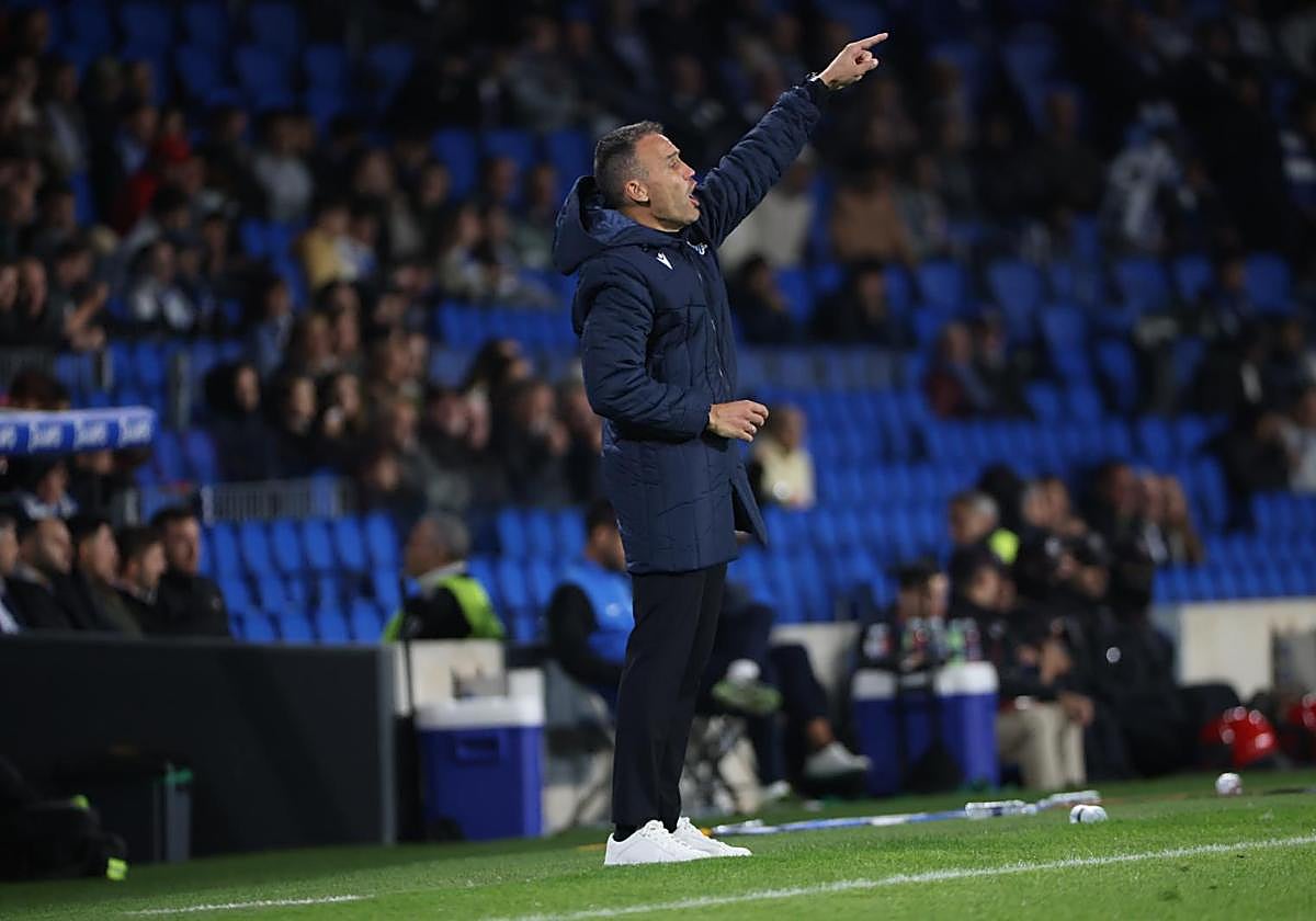 Sergio da instrucciones a sus jugadores en al Real - Mallorca.