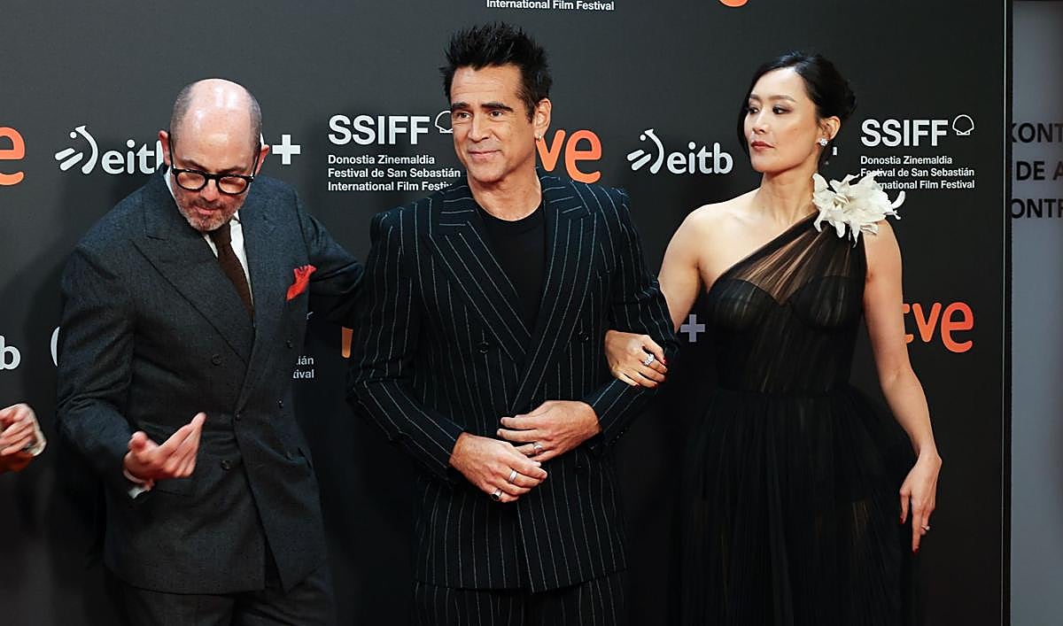 Colin Farrell protagonizó anoche una animada alfombra roja en el Kursaal con el director del filme, Edward Berger.