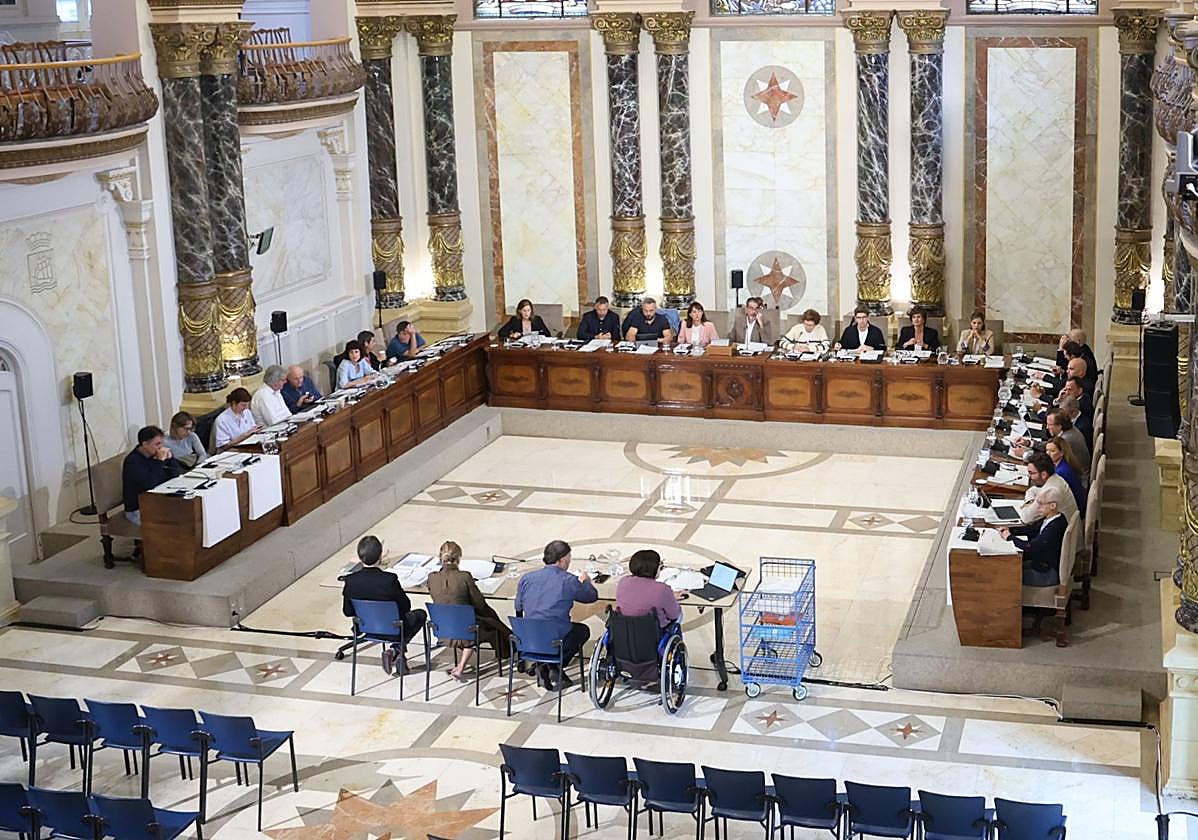 La corporación municipal, durante el debate de las ordenanzas fiscales en el Salón de Plenos.