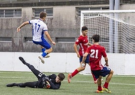 Momento de Urrusolo atrapando un balón.