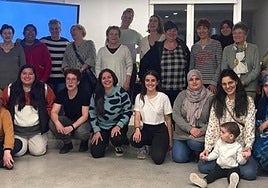 Mujeres de diferentes edades y orígenes durante la presentación del programa de actividades.