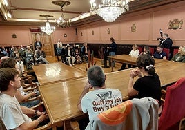 Otaegiren familiakoak eta udaleko ordezkariak, besteak beste, ekitaldian.