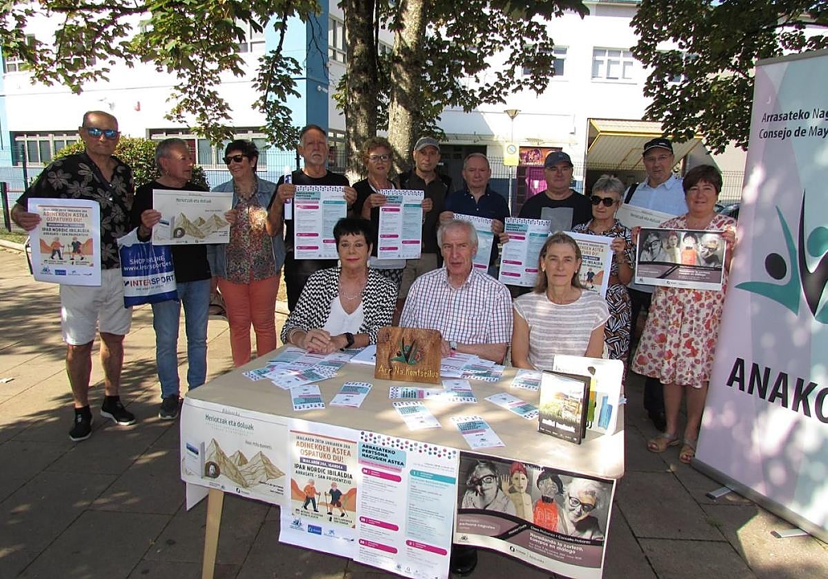 Pili Iriarte, Roberto Zazo y la directora de la biblioteca Asun Agiriano en la presentación del programa.