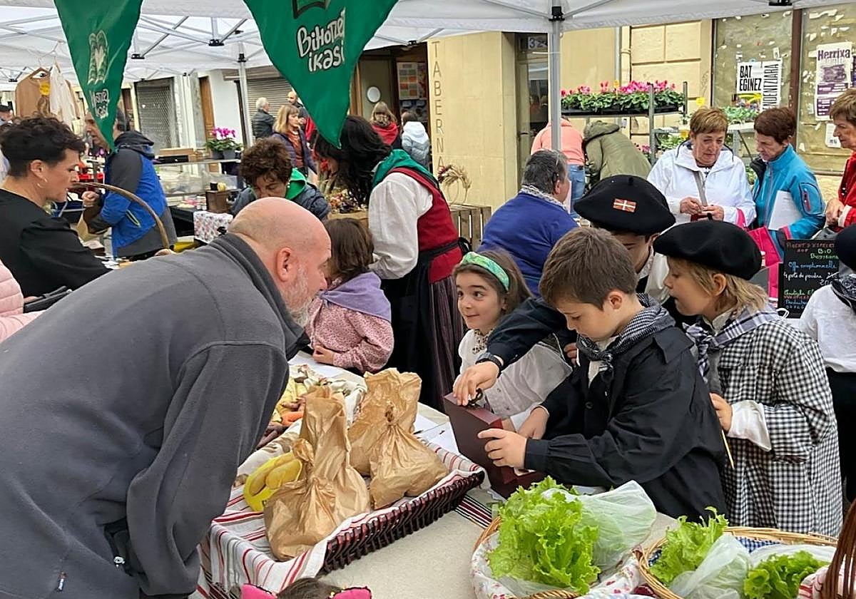 Los escolares de Kurtzebarri y Arizmendi también instalarán puestos en la feria este sábado.