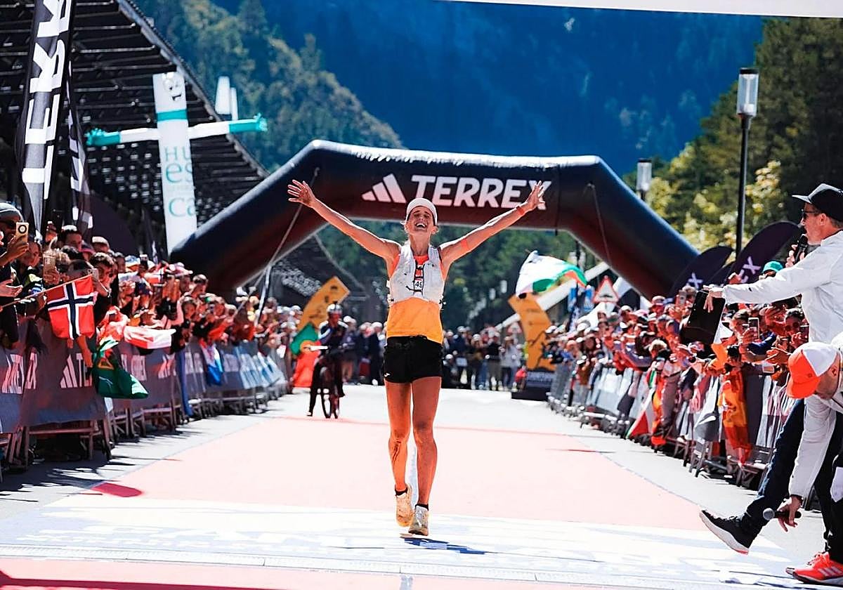 Sara Alonso, feliz tras cruzar la meta ayer en Canfranc.