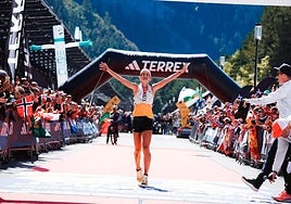 Sara Alonso, feliz tras cruzar la meta ayer en Canfranc.