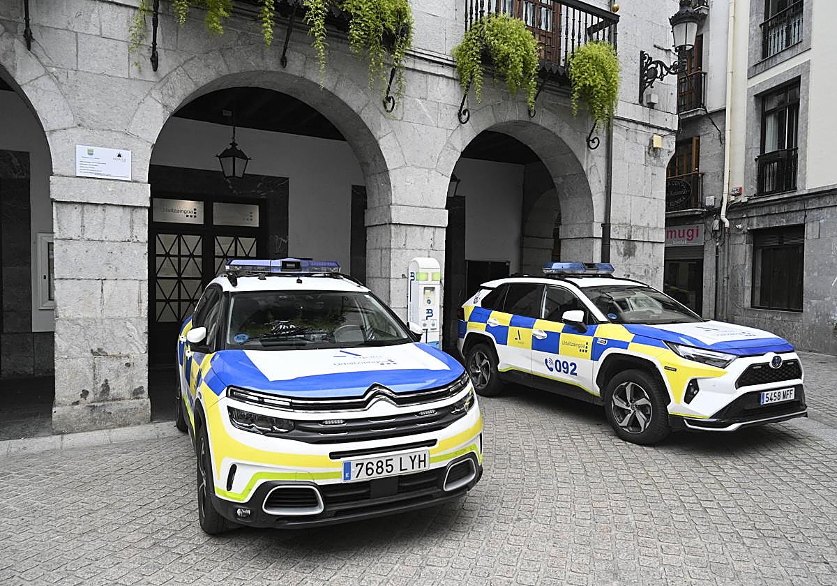 Vehículos de la policía municipal en el ayuntamiento de Azpeitia.