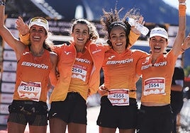 Sara Alonso, segunda por la izquierda con el resto de compañeras con las que se ha proclamado campeona del mundo por equipos.