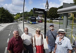 Fernando Hernández y Quino Bardají, dos de los implicados en las manifestaciones, y otros vecinos de Añorga posan en la parada de autobús.