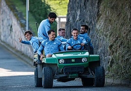 Goti, Guedes, Oyarzabal, Sergio Gómez y Braios, con Turrientes a los mandos, del vehículo este viernes en Zubieta