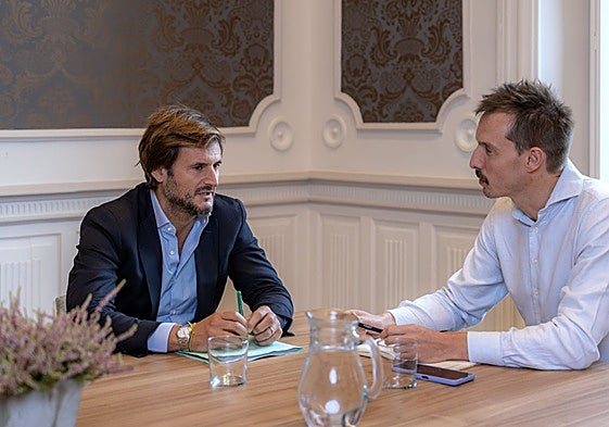 Gorka Natxiondo, de Ekotrade, conversa con el alcalde Xabier Lertxundi sobre el proyecto Ekoland a desarrollar en Jauregi.