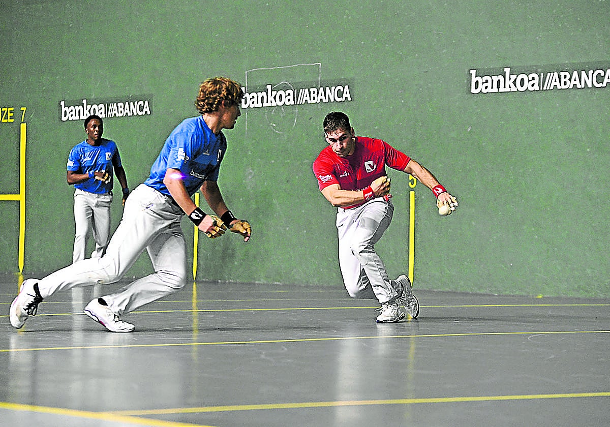 Hormaetxe lanza una dejada al txoko mientras Ibarra corre a defender. Al fondo, Lazkoz.