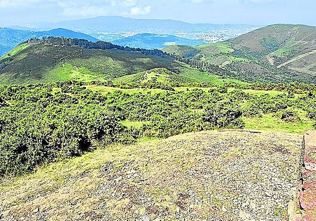 El mojón de Manttale localiza la cima, desde la que las vistas son espectaculares.