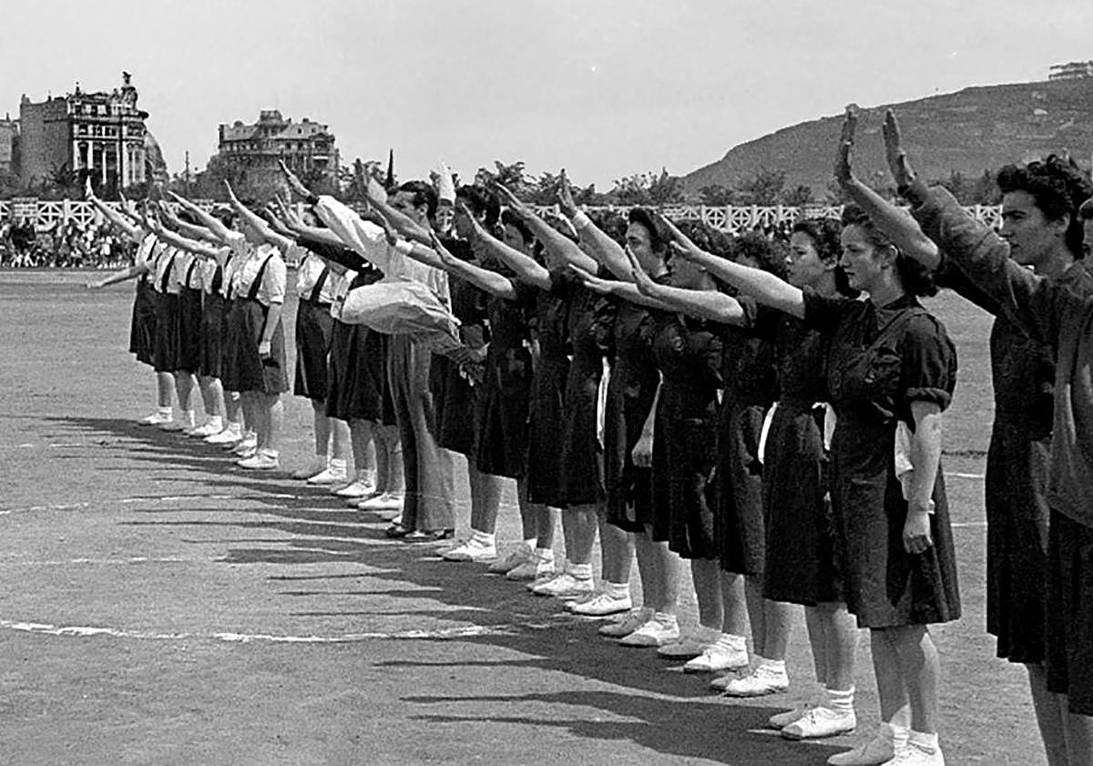 Imagen principal - 'Estadio de bolsillo' en la hoy plaza del Sauce. Festival del Frente de Juventudes. Jugadoras de balonmano en el obligado saludo fascista. Debajo, El caserío Anoeta-Errota, en 1890, obra de R. Gordón, y merendero Xanti antes de su derribo, óleo de de J. Díaz Fernández.