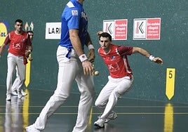 Altuna III entra con la derecha, con Ezkurdia atento a su espalda, este viernes en Logroño.