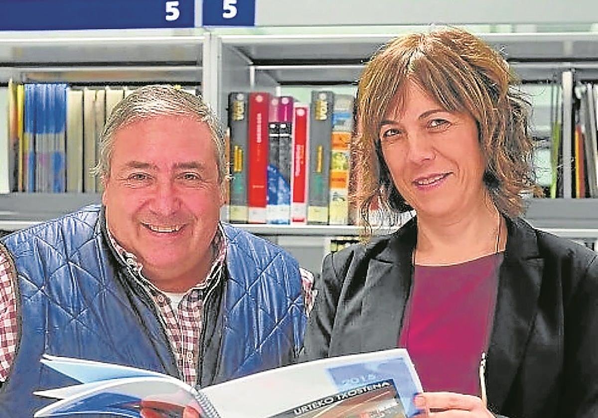 El concejal socialista, Patxi Lejardi junto a la directora de la biblioteca, Eva Alberdi.