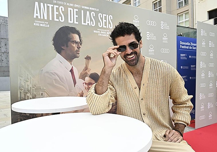 Miguel Ángel Muñoz, sonriente presentando su corto tras escribir en el libro de firmas de DV.