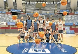 La plantilla del Gipuzkoa Basket lanza los balones hacia la cámara en el último entrenamiento antes de su estreno hoy.