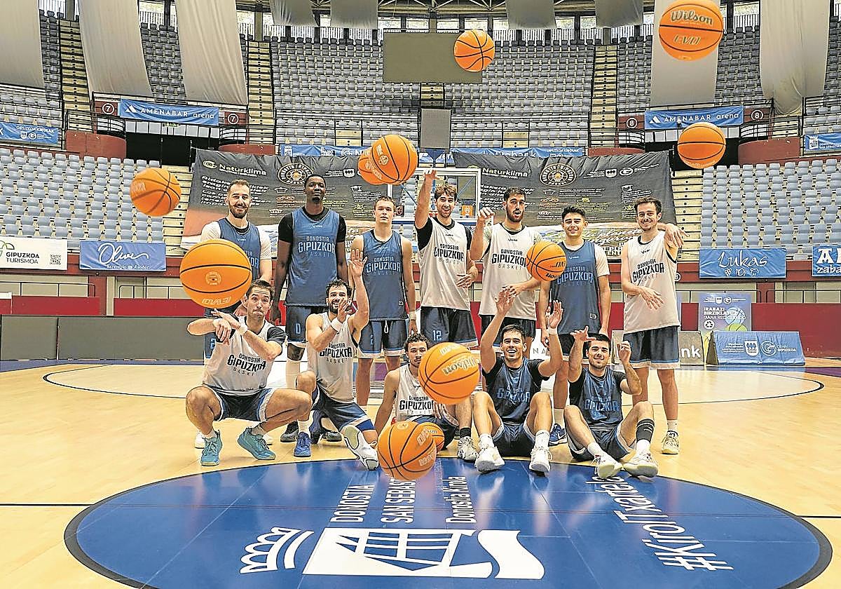 La plantilla del Gipuzkoa Basket lanza los balones hacia la cámara en el último entrenamiento antes de su estreno hoy.