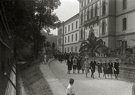 Zigarro-egile talde bat Donostiako tabako fabrikatik irtetean, 1928an.