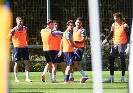 Sucic, Turrientes, Aihen, Odriozola y Oyarzabal, sonrientes en el entrenamiento de ayer en Zubieta.