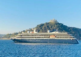 El crucero de lujo World Traveller durante el fondeo que llevó a cabo en otoño de 2023 en la Bahía de La Concha.