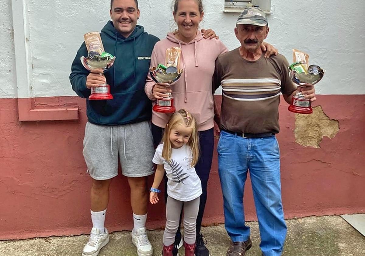 El eibarrés Aimar González, Leire Egaña y su padre José Mari, tras ganar en sus respectivas categorías el campeonato comarcal, el pasado día 21.