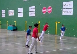 Niños jugando a pelota en el frontón de Orio antes de su derribo.
