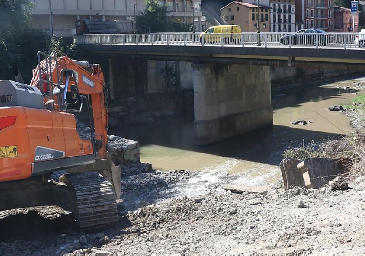 Una máquina trabajando en el derribo de la presa de Olea, a primera hora de la tarde de ayer.