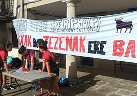 Mesa de recogida de apoyos que  montaron las jóvenes el día 20 en la feria.
