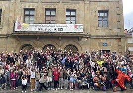 Asistentes a la convocatoria ante el ayuntamiento de Usurbil.