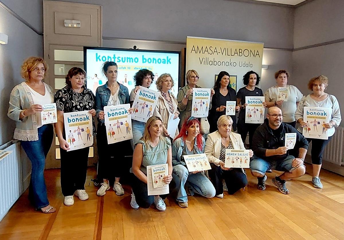 Algunos de los comercios participantes junto a representants del ayuntamiento en la presentación.