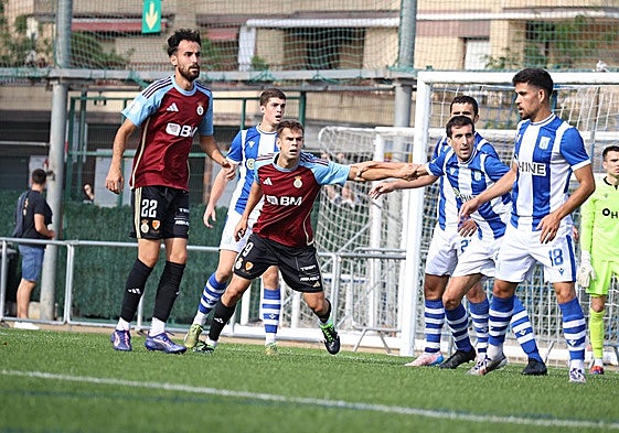 El Beasain defiende un corner a favor del Real Unión.