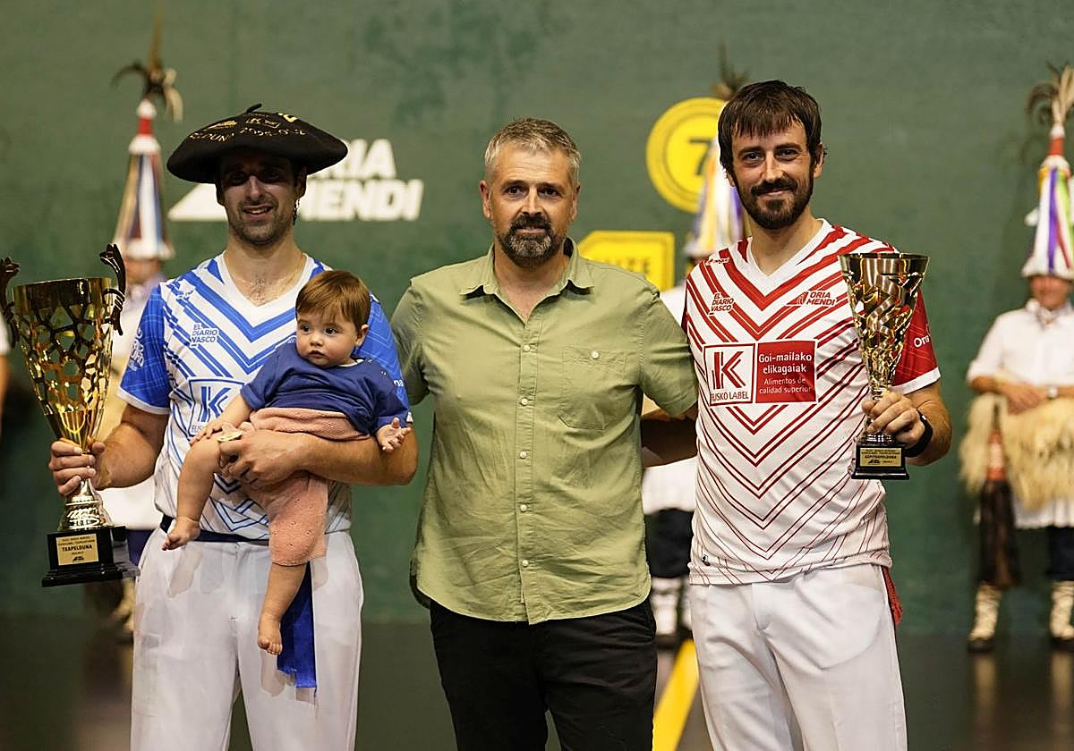 Juanenea con la txapela y Barrenetxea en la final de Remonte.