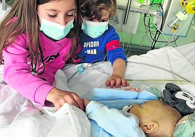 Luna y Liam conocieron a su hermano Kian en el hospital, después de tres meses de ingreso.