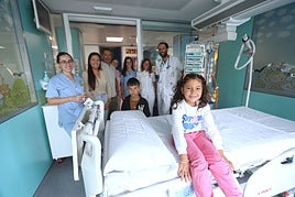 Parte del equipo de la UCIP posa con Alana y su familia en uno de los boxes donde la pequeña estuvo ingresada.