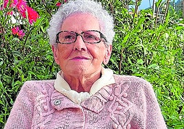 Maritxu Garate y sus hijas han donado todas las crónicas que guardaban de Fermín González 'Kifi'.