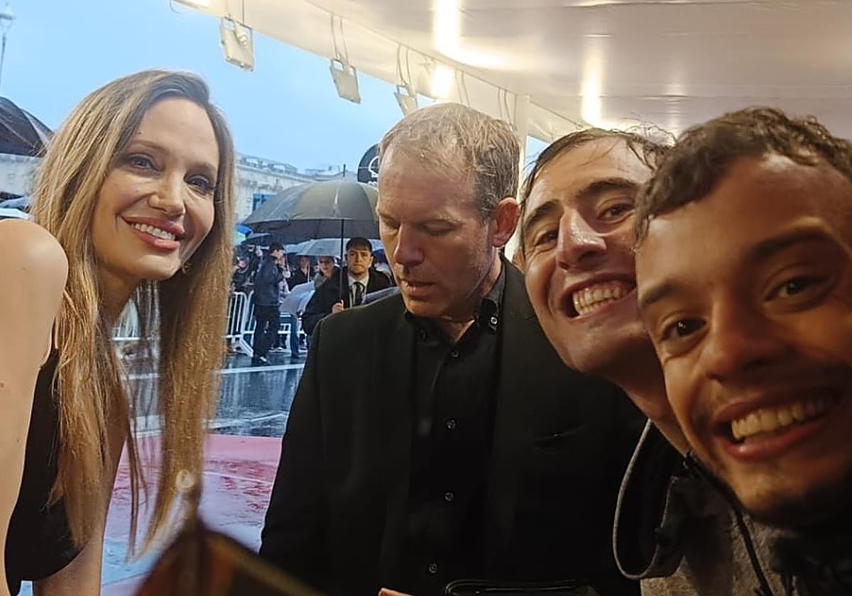 A la caza del autógrafo de las estrellas del Zinemaldia