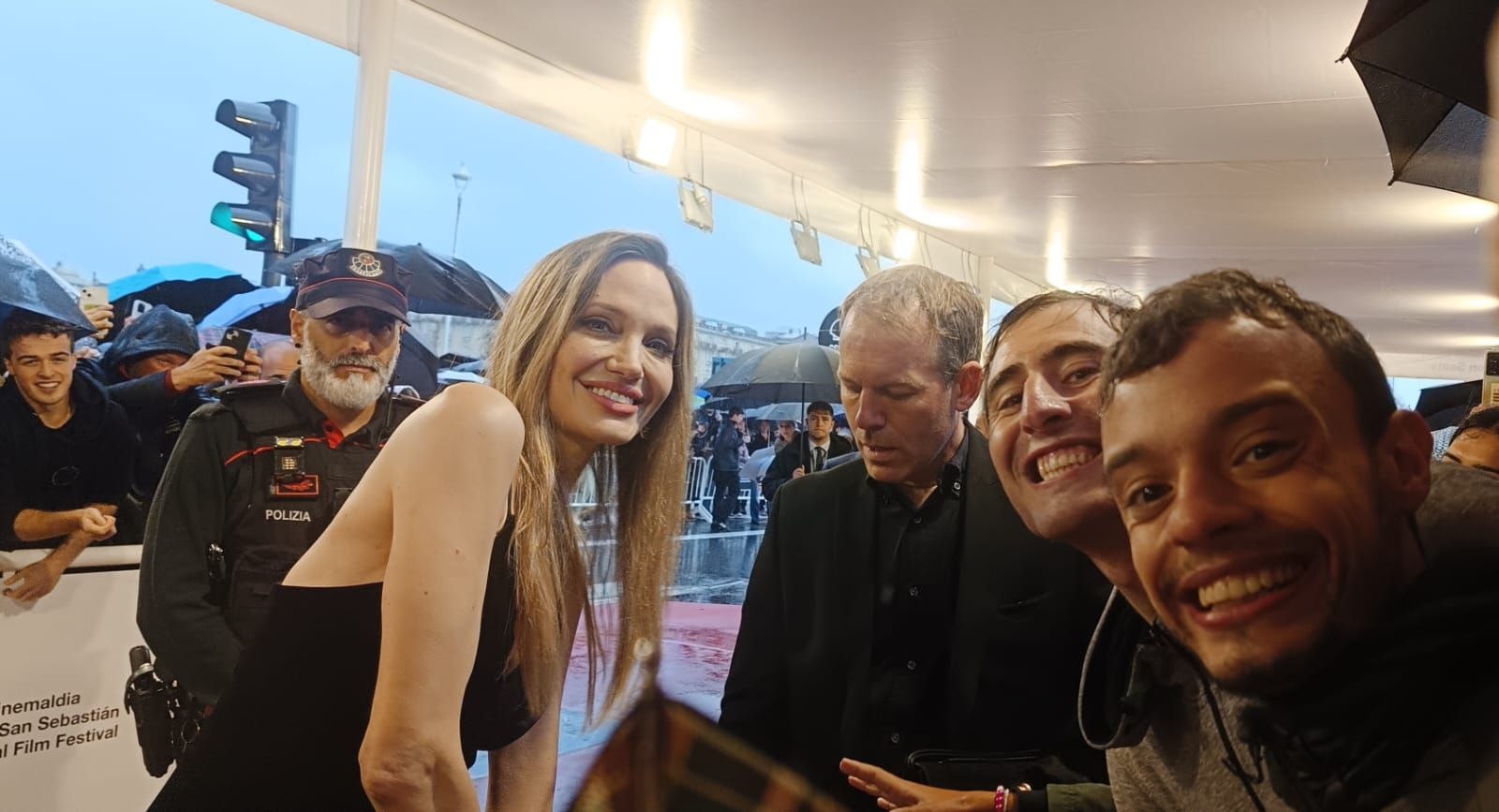 Daniel Portalo, con otro seguidor, lograron un selfie con Angelina Jolie.