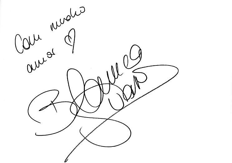 El autografo «con mucho amor» de la actriz para El Diario Vasco.