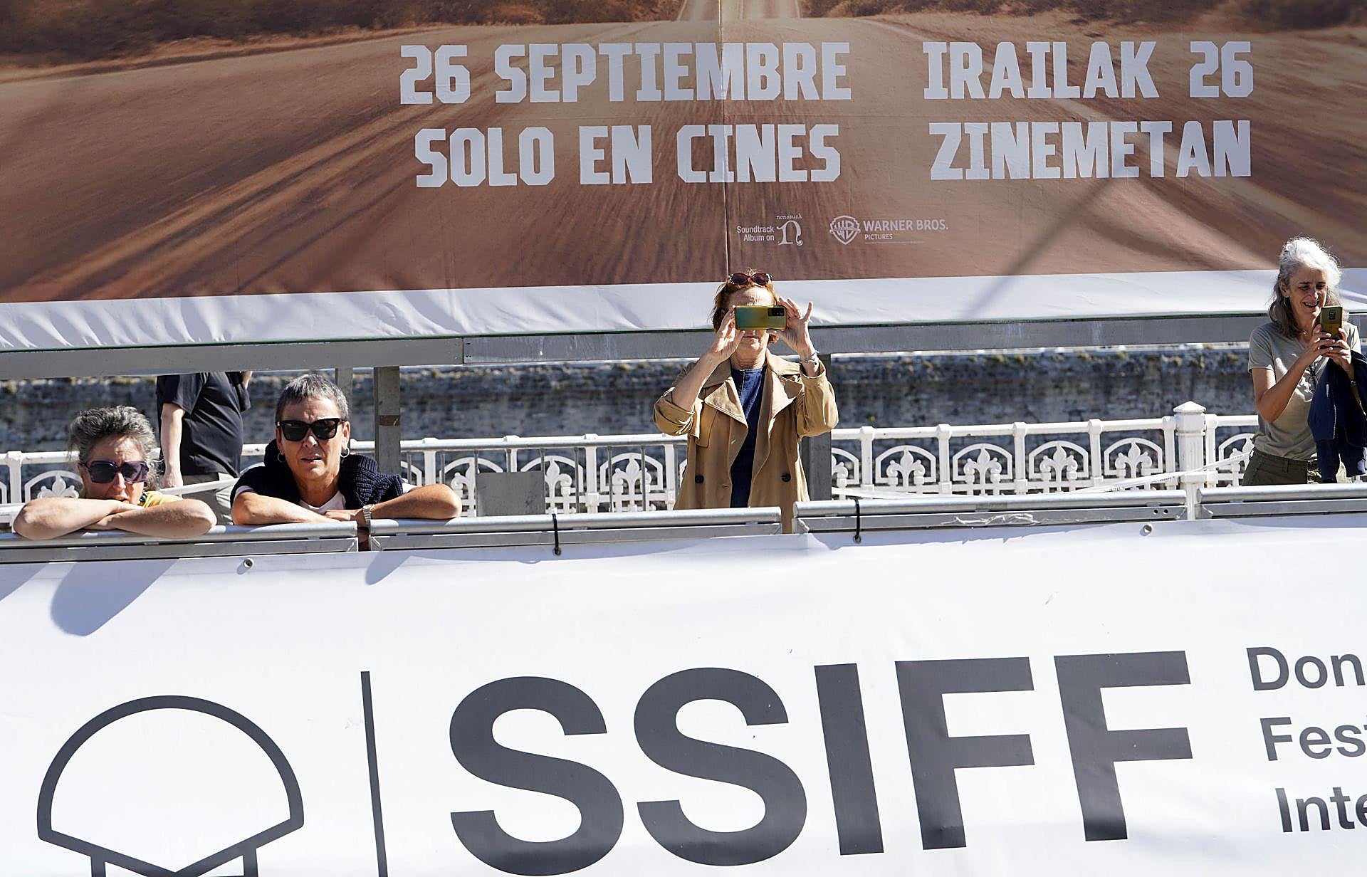 A la caza del autógrafo de las estrellas del Zinemaldia