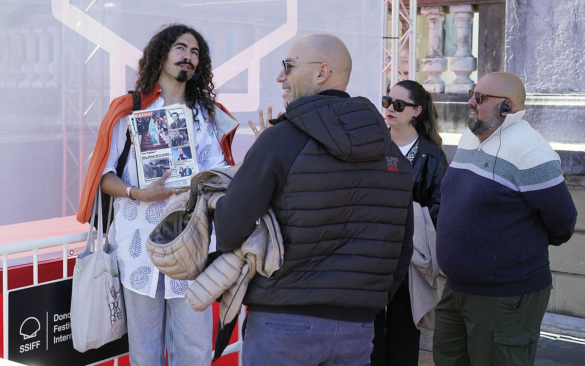 A la caza del autógrafo de las estrellas del Zinemaldia