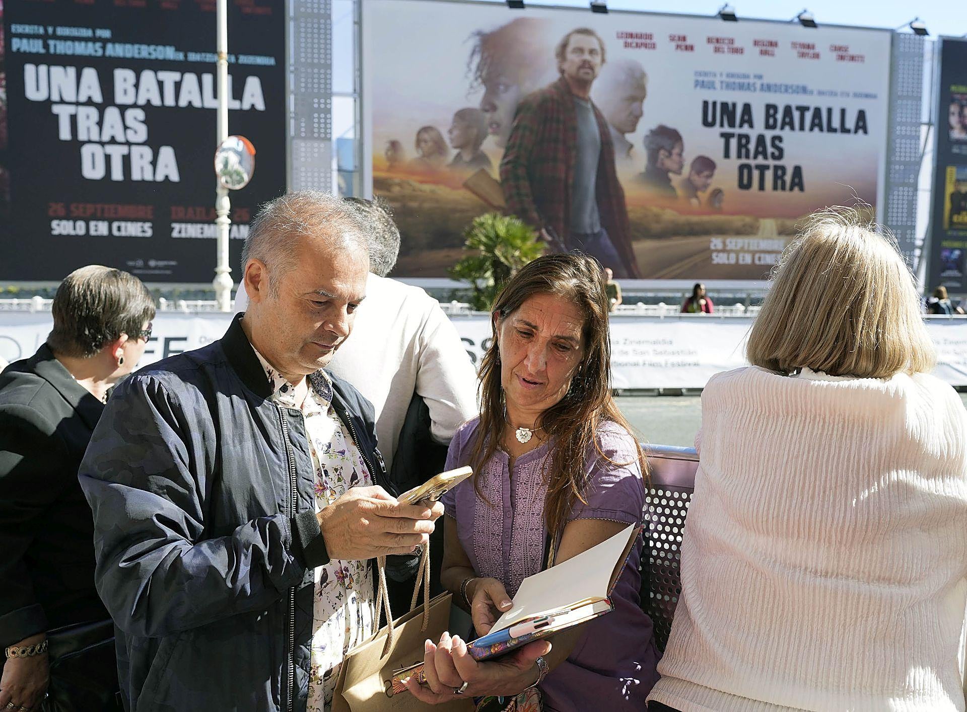 A la caza del autógrafo de las estrellas del Zinemaldia