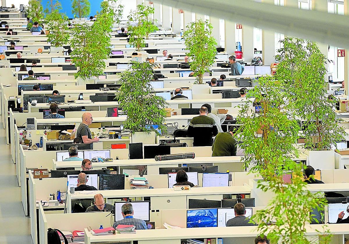 Trabajadores en un centro tecnológico guipuzcoano.